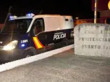 Furgón de la Policía Nacional en el que sale el marroquí Zouhier, condenado a 10 años de cárcel por suministrar los explosivos de los atentados del 11-M en Madrid, de la cárcel de Puerto I (Cádiz)