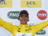 El ciclista colombiano Carlos Betancur luce en el podio el jersey amarillo de la París-Niza.