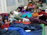 Padres y alumnos, durante una noche de encierro reivindicativo en las instalaciones del centro escolar.