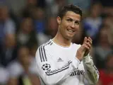 El delantero portugués del Real Madrid Cristiano Ronaldo (d) durante el partido frente al Schalke 04 de vuelta de los octavos de final de Liga de Campeones.