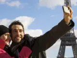 Una pareja se hace fotos con el móvil en París.