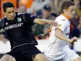 El centrocampista argentino del Valencia Fede Cartabia (d) pelea un balón con el centrocampista del Ludogorets Mihail Aleksandrov.