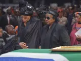 Graça Machel (izquierda), viuda de Nelson Mandela, al llegar al funeral de su marido.