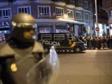 Efectivos policiales intervienen contra un grupo de manifestantes que marchaba por la Gran Vía madrileña hacia la Plaza de España tras la concentración que ha tenido lugar Sol para pedir la libertad de los detenidos tras los disturbios que siguieron a las Marchas de la Dignidad en Madrid.