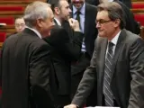 Pere Navarro (PSC) y Artur Mas (CiU) conversan en un descanso en el Parlament de Catalunya.