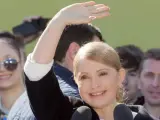 Yulia Timoshenko saluda a sus seguidores en un acto de su partido en Kiev, capital de Ucrania.