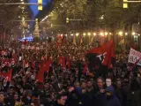 Los manifestantes circulan por el centro de Barcelona en la marcha por la dignidad.