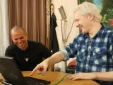 René de Calle 13 junto al fundador de Wikileaks, Julian Assange.