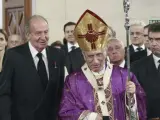 Los Reyes, don Juan Carlos y doña Sofía, y a los Príncipes de Asturias, don Felipe y doña Letizia, junto al cardenal arzobispo de Madrid, Antonio María Rouco Varela (d).