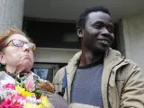 Eladia, junto a un inmigrante que acudió en apoyo de la 'yayoflauta', tras el juicio