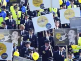 Un grupo de pilotos de la compañía aérea alemana Lufthansa se manifiesta en el aeropuerto de Fráncfort (Alemania).