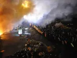 Vista de policías antidisturbios chocando con manifestantes en la Plaza de la Independencia de Kiev.