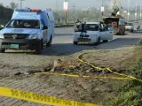 La policía inspecciona la zona donde se ha producido una explosión en Islamabad (Pakistán) al paso del convoy que llevaba al expresidente Mushárraf.