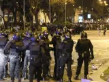 La Policía se enfrentó a manifestantes que lanzaron palos, piedras y otros objetos.