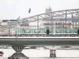 El funambulista Denis Josselin cruzando el río Sena en París por un cable tendido a 25 metros de altura.