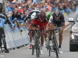El suizo Fabian Cancellara lanza el sprint a sus otros tres compañeros de fuga en la línea de meta de Oudenaarde para ganar el Tour de Flandes 2014.
