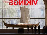 Reproducción a escala real de un barco vikingo funerario expuesta en las naves de las Drassanes Reials del Museu Marítim de Barcelona.
