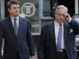El exalcalde de Alicante y diputado autonómico del PP, Luis Díaz Alperi (d), a su llegada al Tribunal Superior de Justicia de la Comunitat Valenciana (TSJCV).