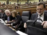 El presidente del Gobierno, Mariano Rajoy (d), junto a la vicepresidenta, Soraya Sáenz de Santamaría (2d), y el ministro de Asuntos Exteriores, José Manuel García-Margallo (3d), al inicio del pleno del Congreso.