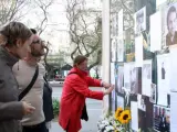 Fotografías del actor Alfonso Bayard, escritos de homenaje y flores en una de las entradas de la estación de Sant Gervasi de los Ferrocarrils de la Generalitat (FGC), en la plaza Molina.