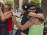Las familias desalojadas el pasado domingo de la Corrala Utopía, que se encontraban acampadas frente al Ayuntamiento de Sevilla, reciben la noticia de que serán realojados.