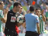 El árbitro madrileño Velasco Carballo expulsa al bético Juan Carlos en el derbi entre Betis y Sevilla.