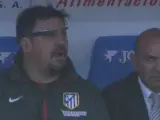 Germán Burgos, segundo entrenador del Atlético de Madrid, en el banquillo visitante del Coliseo Alfonso Pérez y con las Google Glass puestas.