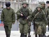 Soldados rusos de la Infantería de Marina defienden el barco de guerra ruso 'Orsk' anclado en el puerto de Sebastopol, Crimea, Ucrania.