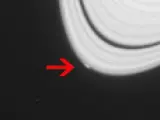 Una perturbación en el filo de los anillos de Saturno, captada por la sonda Cassini, que podría tratarse de una nueva luna a punto de nacer.