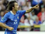 Andrea Pirlo, centrocampista de Italia, celebra un gol ante Croacia.