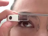 Una imagen de archivo de una mujer con las Google Glass.
