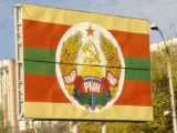 La bandera oficial de Transnistria, con la hoz y el martillo soviéticos.