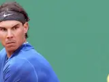 El tenista español Rafael Nadal devuelve la bola al ruso Teymuraz Gabashvili, durante el partido de segunda ronda del Masters 1000 de Montecarlo