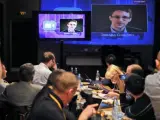Varios periodistas siguen por televisión la comparecencia anual del presidente ruso, Vladimir Putin, en la que ha intervenido el exanalista de la CIA Edward Snowden.