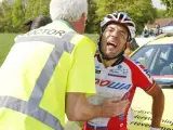 El ciclista catalán Joaquim Purito Rodríguez se queja mientars es atendido por un médico de carrera después de sufrir una caída durante la Amstel Gold Race 2014.