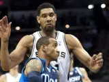 El jugador de San Antonio Spurs Tim Duncan (d) intentan bloquear un lanzamiento de Monta Ellis (frente) de Dallas Mavericks.