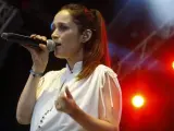 Julieta Venegas durante el concierto que ofreció en la jornada de apertura del Festival Internacional de Benicàssim 2011 (FIB).