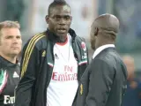 Mario Balotelli le pide explicaciones a su entrenador, Clarence Seedorf, tras ser sustituido ante la Roma.