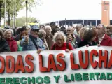 Varios manifestantes portan una pancarta durante la protesta convocada en Madrid por las 'mareas' blanca (Sanidad), verde (Educación), naranja (Servicios Sociales) y roja (por la ciencia), con la idea de conformar una corriente "multicolor" por la defensa de todos los servicios públicos.