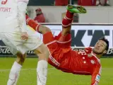 Thiago remata de manera acrobática en un partido del Bayern.
