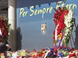 El Camp Nou, plagado de flores en homenaje a la memoria de Tito Vilanova.