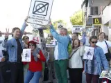 Vecinos de Carabanchel celebran el anuncio de Ana Botella de eliminar los parquímetros de los barrios periféricos.