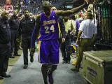 Kobe Bryant, jugador de los Lakers, camino de los vestuarios.