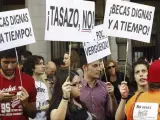 Jóvenes de la Plataforma de Afectados por las Becas y el Sindicato de Estudiantes protestan frente al Ministerio de Educación.