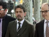 El diputado de CiU Oriol Pujol (en el centro), a su llegada al TSJC para declarar.