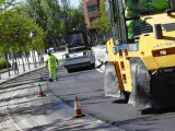 Operarios trabajando en el asfaltado del Paseo de Yeserías de Madrid.