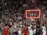 Momento en el cual un tiro de Damian Lillard, de los Portland Trail Blazers, se dirige a la canasta para eliminar a los Houston Rockets en la carrera por la final de la Conferencia Oeste de la NBA.