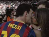 El delantero argentino del Barça, Leo Messi, besa a su mujer Antonella antes del partido ante el Getafe.