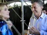Martina Stoessel, más conocida como Violetta, observada fijamente por el alcalde de Buenos Aires, Mauricio Macri, tras una actuación de la cantante en el barrio bonaerense de Palermo.