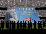 Una gran pancarta desplegada en la grada del Camp Nou rinde homenaje a Tito Vilanova.